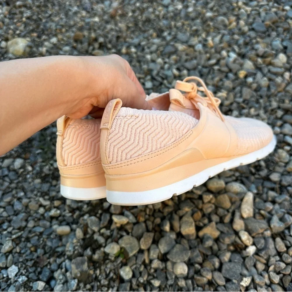 UGG Willows Casual Everyday Sneakers Peach Orange Size 8.5 Women’s Knit Upper